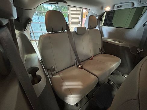 Used 2019 Toyota Sienna XLE w/ XLE Navigation Package FWD image 6