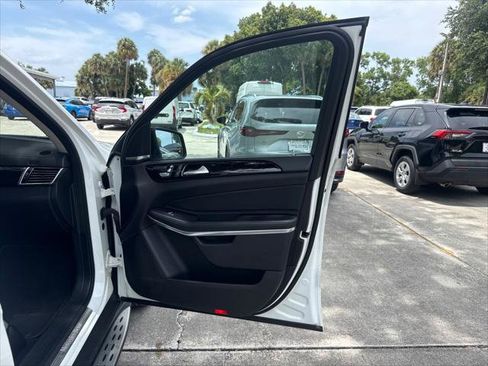 Used 2017 Mercedes-Benz GLS 550 4MATIC w/ Driver Assistance Package image 21