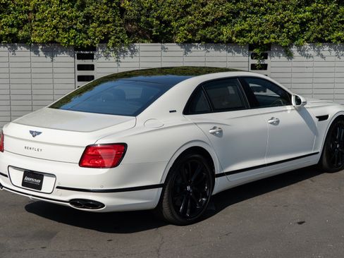 Used 2024 Bentley Flying Spur V8 image 33