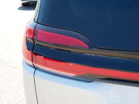 Used 2024 Chrysler Pacifica Touring-L FWD image 17
