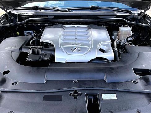 Used 2019 Lexus LX 570 4WD w/ Luxury Package image 31