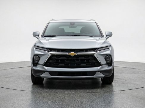 Used 2025 Chevrolet Blazer LT image 2