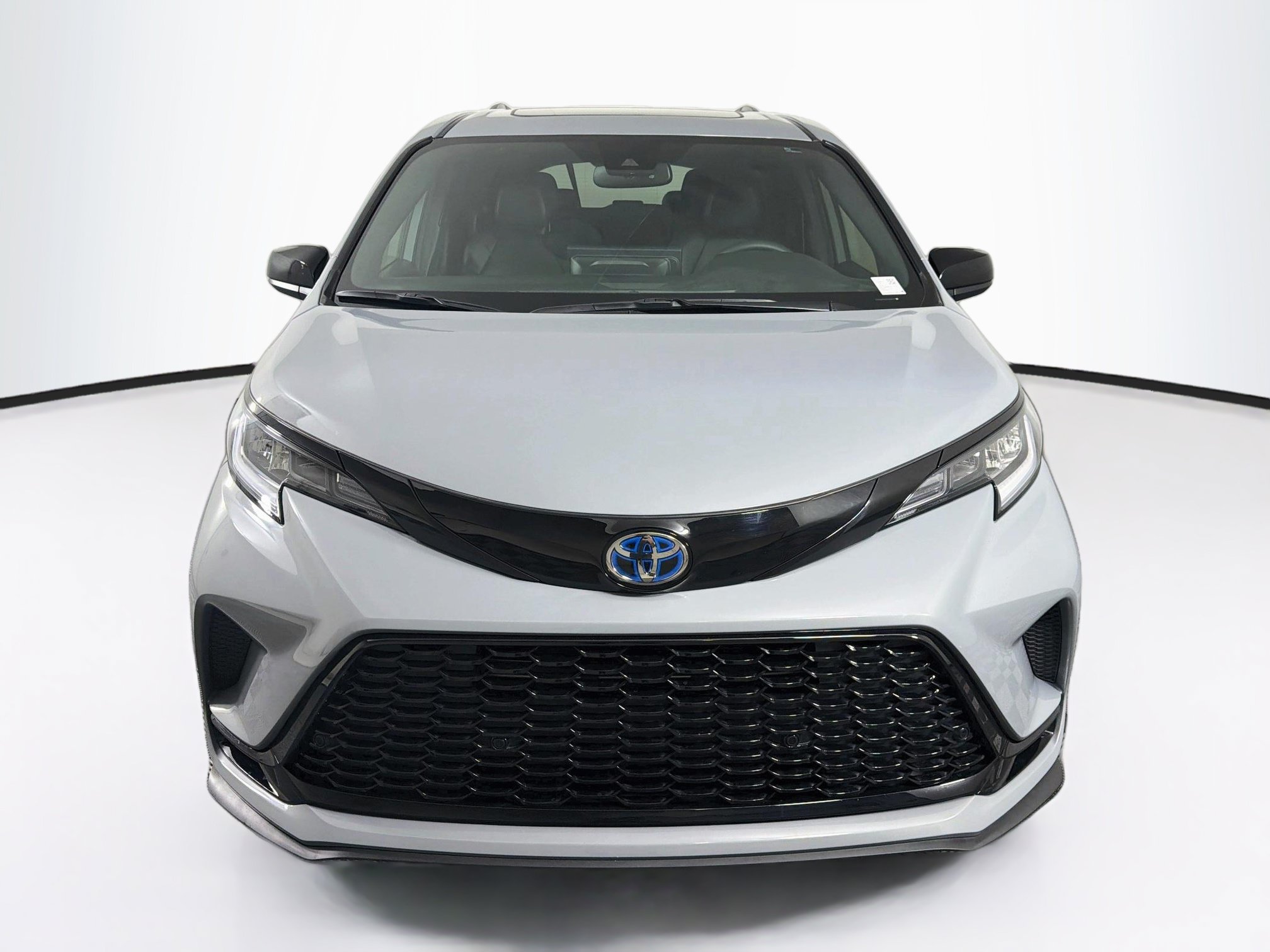 Used 2025 Toyota Sienna XSE FWD image 2