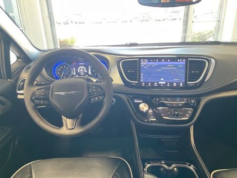 Used 2025 Chrysler Pacifica Limited FWD image 18