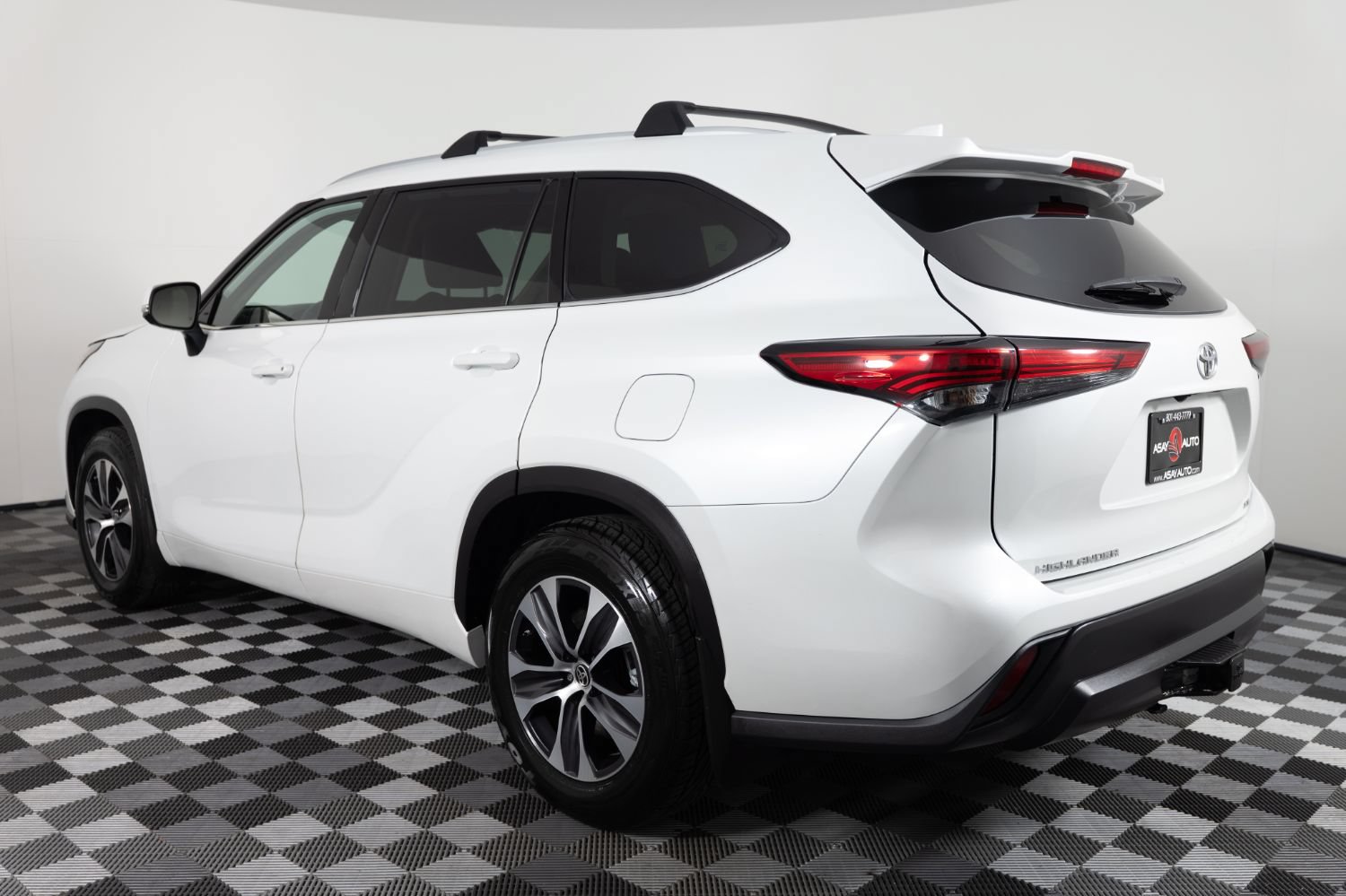 Used 2022 Toyota Highlander XLE FWD image 4