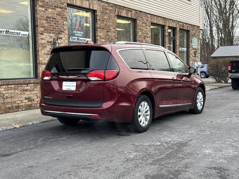 Used 2019 Chrysler Pacifica Touring-L image 5