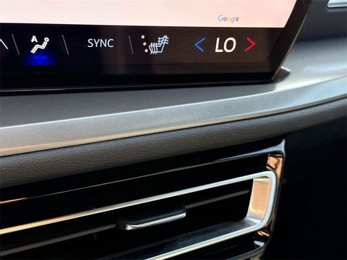 Used 2024 Chevrolet Traverse LT image 34