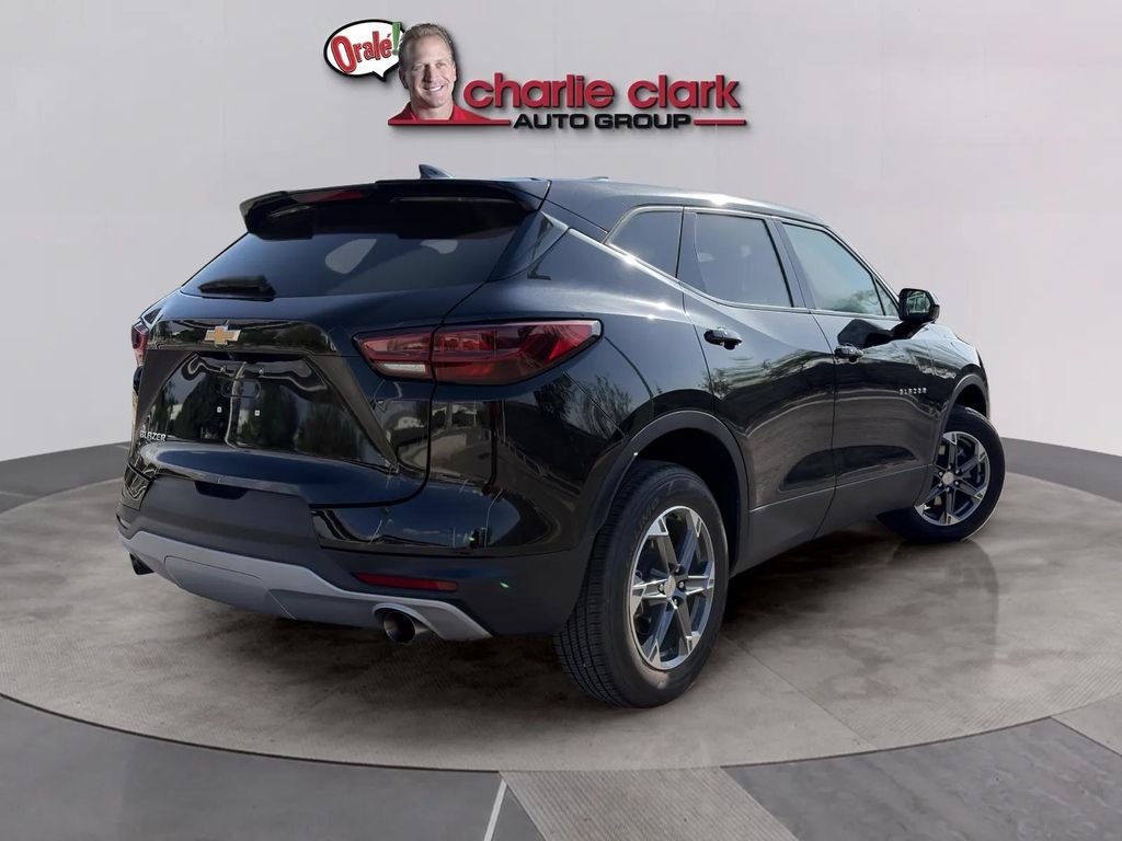 Used 2025 Chevrolet Blazer LT FWD image 4