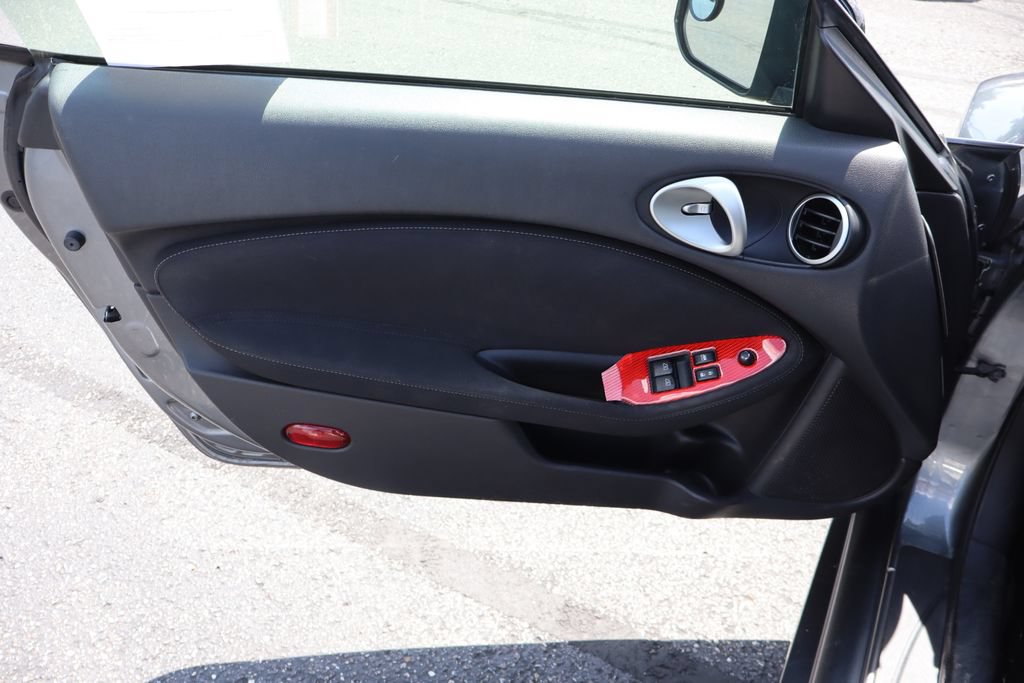 Used 2016 Nissan 370Z Coupe RWD image 4