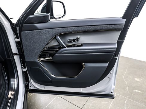 Used 2025 Land Rover Range Rover Sport SE image 24