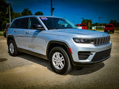 Used 2023 Jeep Grand Cherokee Laredo image 1