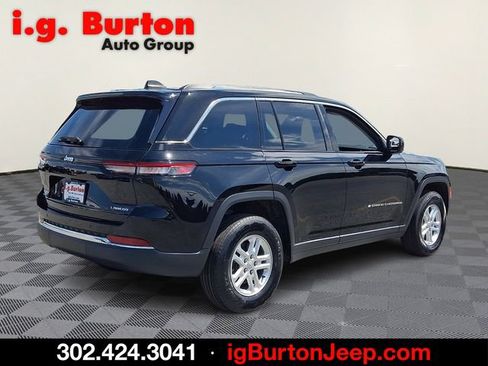 Used 2023 Jeep Grand Cherokee Laredo AWD/4WD image 6