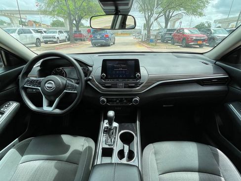 Used 2024 Nissan Altima 2.5 SV image 11