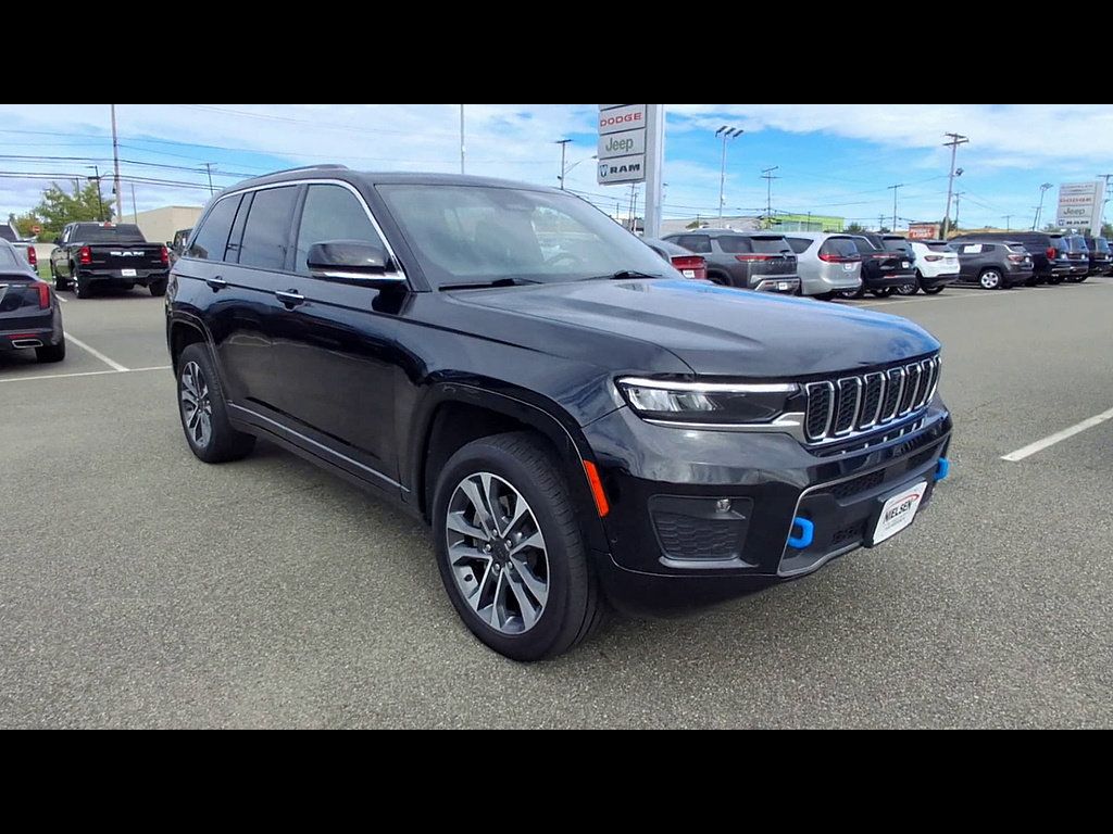 Used 2022 Jeep Grand Cherokee Overland w/ Advanced Protech Group III AWD/4WD image 2