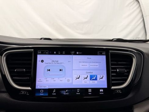 Used 2022 Chrysler Pacifica Touring-L FWD image 35
