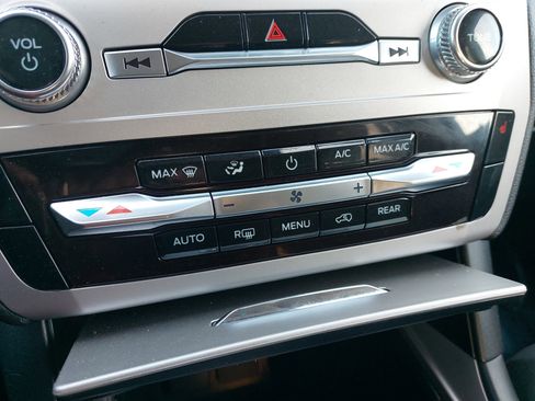 Used 2023 Ford Explorer XLT image 23