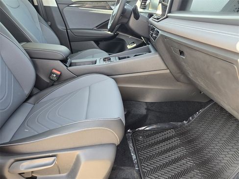 New 2025 Volkswagen Tiguan SE image 12