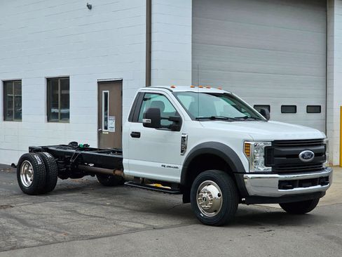Used 2018 Ford F550 2WD Regular Cab Super Duty image 2