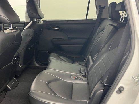 Certified 2023 Toyota Highlander XLE image 7