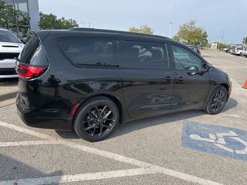 New 2026 Chrysler Pacifica Limited w/ Uconnect Theater Family Group image 32