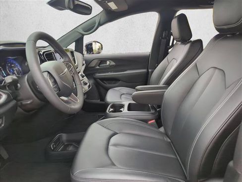 Used 2025 Chrysler Pacifica Select image 17