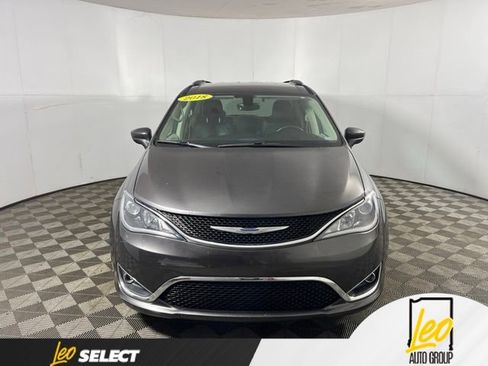 Used 2018 Chrysler Pacifica Touring-L Plus w/ Tire & Wheel Group FWD image 2