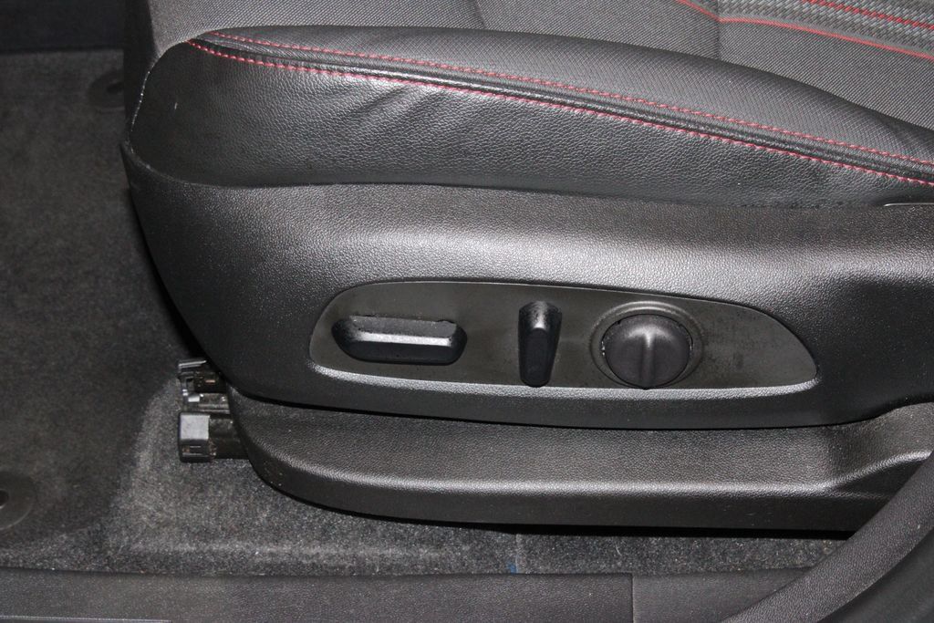 Used 2023 Chevrolet Equinox RS FWD image 25