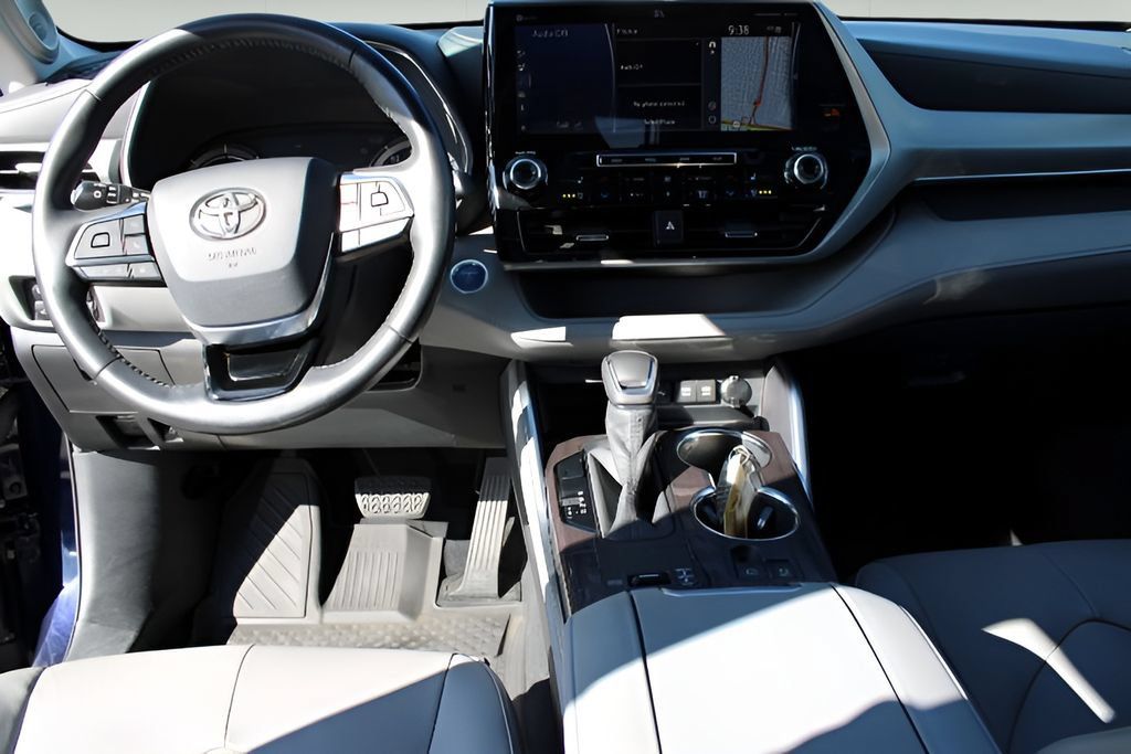 Certified 2020 Toyota Highlander Platinum AWD/4WD image 10