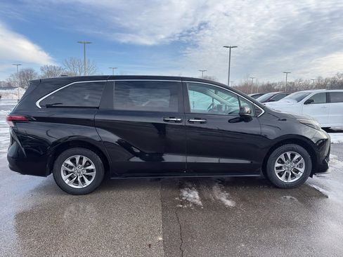 Used 2022 Toyota Sienna XLE image 4