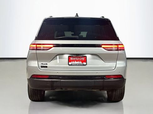 Used 2024 Jeep Grand Cherokee Altitude image 7