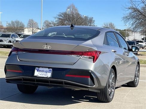 Used 2025 Hyundai Elantra SEL image 4