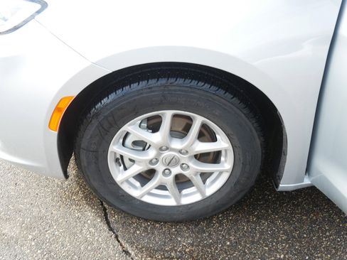 Used 2024 Chrysler Pacifica Touring-L image 15