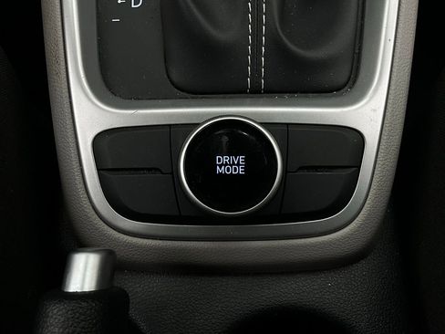 Used 2025 Hyundai Venue SEL image 23