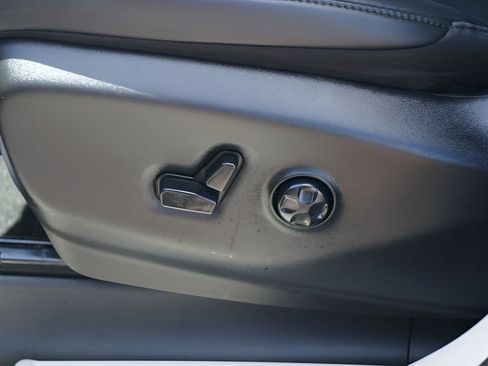 Used 2024 Chrysler Pacifica Touring-L FWD image 19