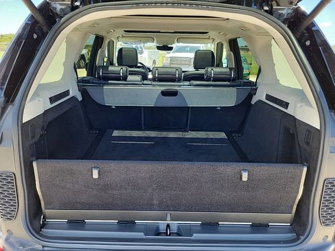 Used 2019 Land Rover Discovery SE image 12