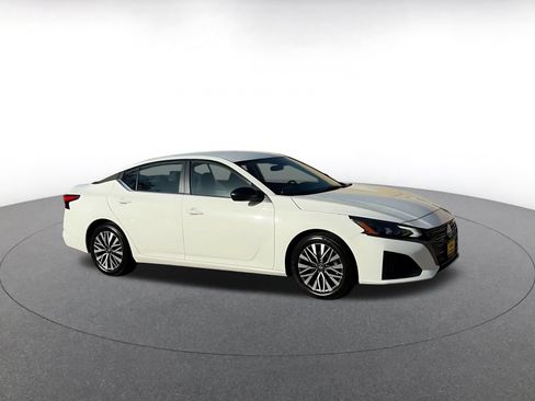 Used 2026 Nissan Altima 2.5 SV FWD image 2