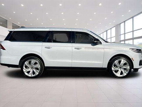 Used 2025 Lincoln Navigator L Reserve image 3