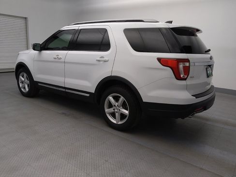 Used 2018 Ford Explorer XLT image 3