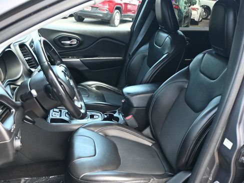 Used 2019 Jeep Cherokee Latitude Plus FWD image 13