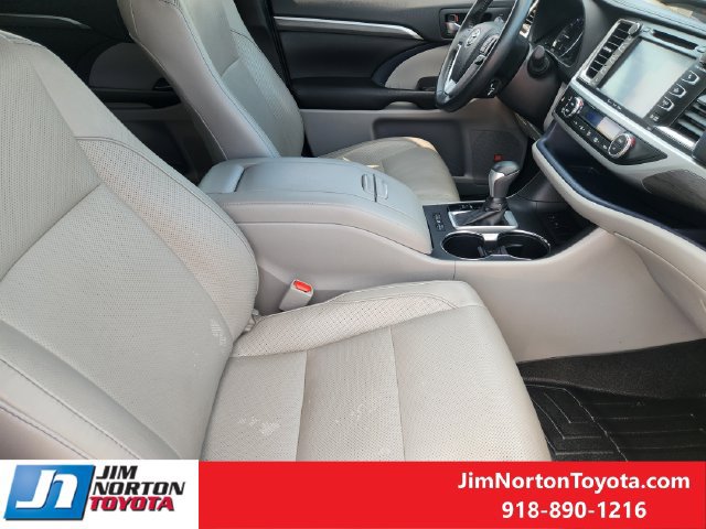 Used 2019 Toyota Highlander Limited FWD image 15