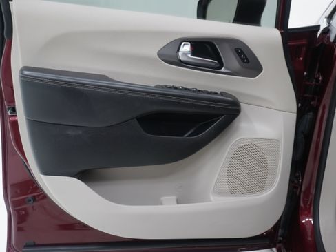 Used 2023 Chrysler Pacifica Touring-L FWD image 16