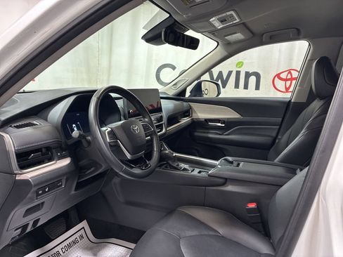 Used 2024 Toyota Grand Highlander AWD image 25