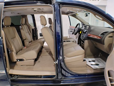 Used 2016 Chrysler Town & Country Touring image 86