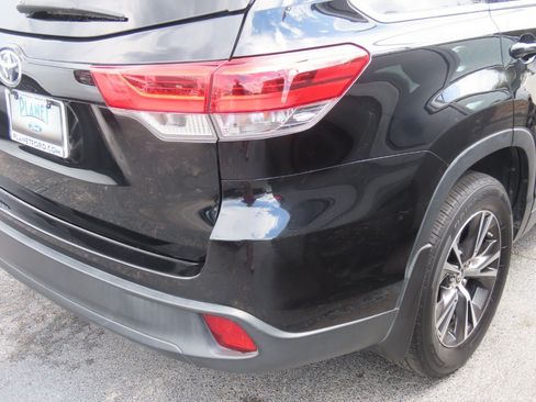 Used 2019 Toyota Highlander LE FWD image 11