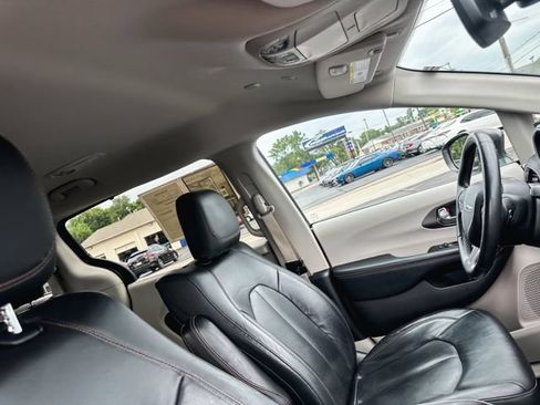 Used 2020 Chrysler Pacifica Touring-L Plus w/ Advanced Safetytec Group FWD image 27