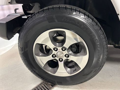 Used 2018 Jeep Wrangler Unlimited Sahara w/ Connectivity Group image 9