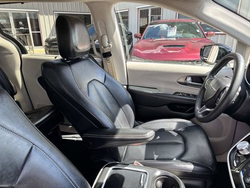 Used 2024 Chrysler Pacifica Touring-L FWD image 10