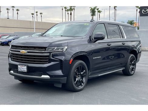 Used 2022 Chevrolet Suburban LT w/ Luxury Package image 2