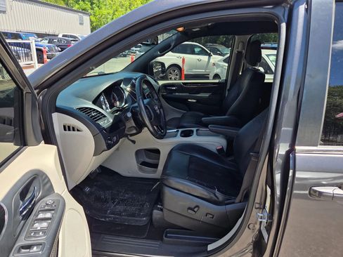 Used 2017 Dodge Grand Caravan SXT FWD image 10