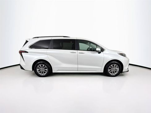 Certified 2025 Toyota Sienna XLE FWD image 11
